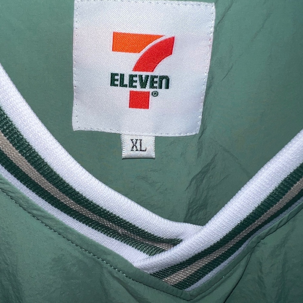 7‎ Eleven Pullover Windbreaker Jacket Green XL Embroidered Logo V Neck Athletic - Picture 2 of 4